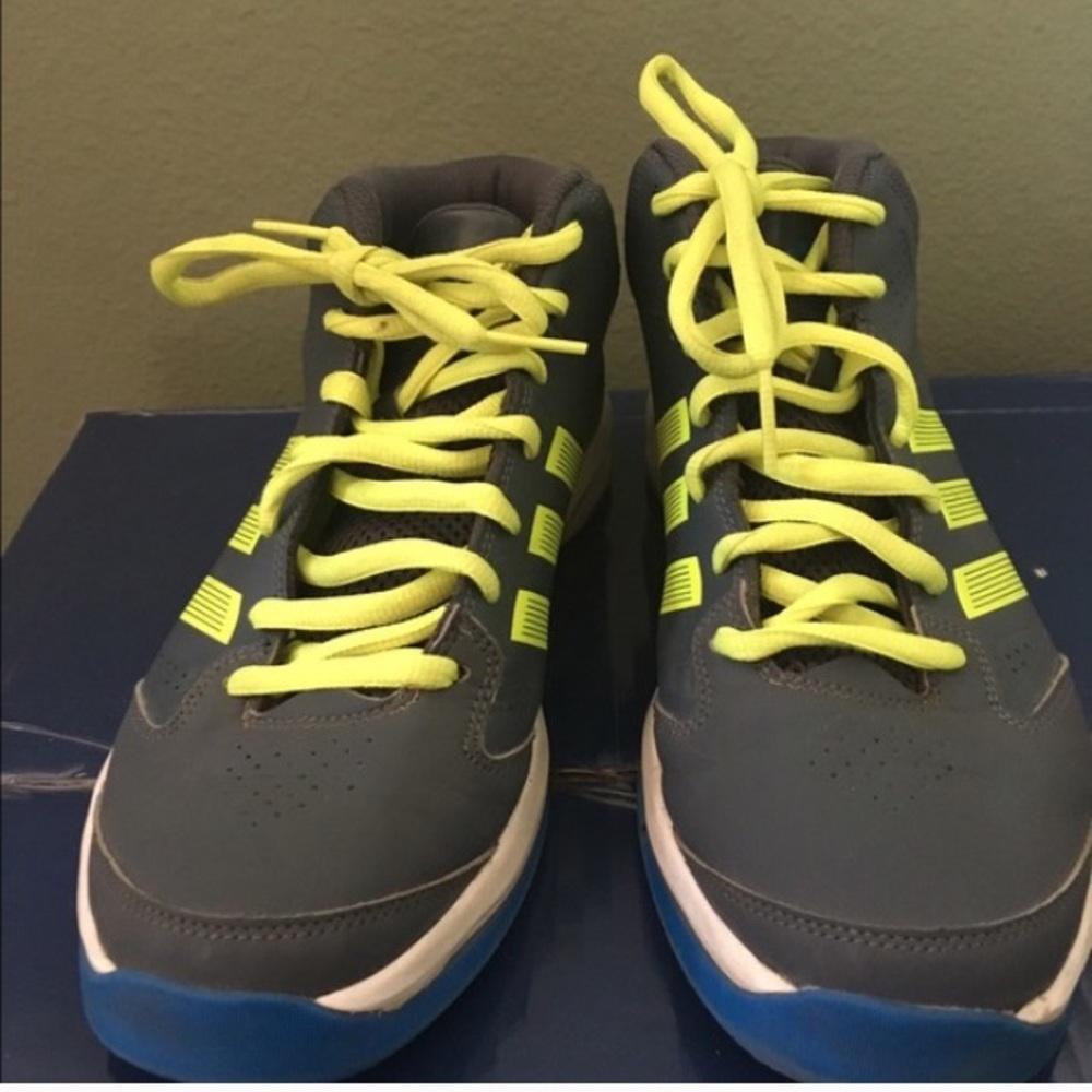 Tennis shoes